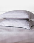 Ein Paar grau gestreifte Oxford-Kissenbezüge aus 100 % Baumwollsatin
