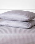 Une paire de taies d'oreiller standard en satin de coton 100 % à rayures grises