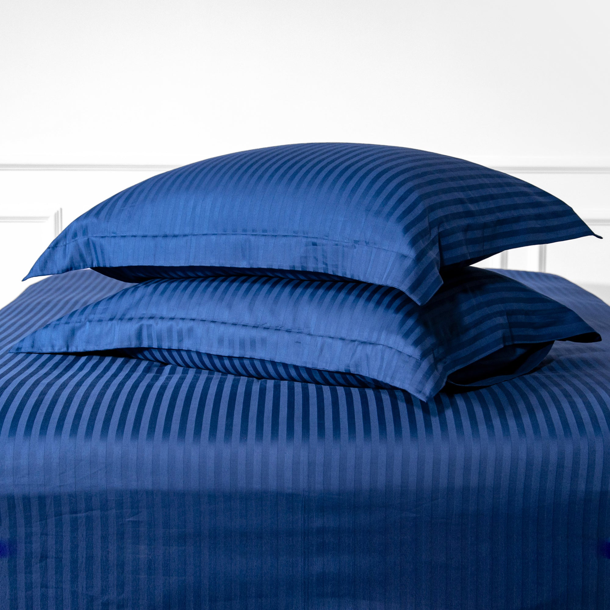 Une paire de taies d&#39;oreiller Oxford en satin de coton 100 % à rayures bleu marine