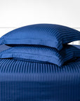 Une paire de taies d'oreiller Oxford en satin de coton 100 % à rayures bleu marine