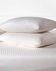 Une paire de taies d'oreiller standard en satin de coton 100 % rayé blanc perle