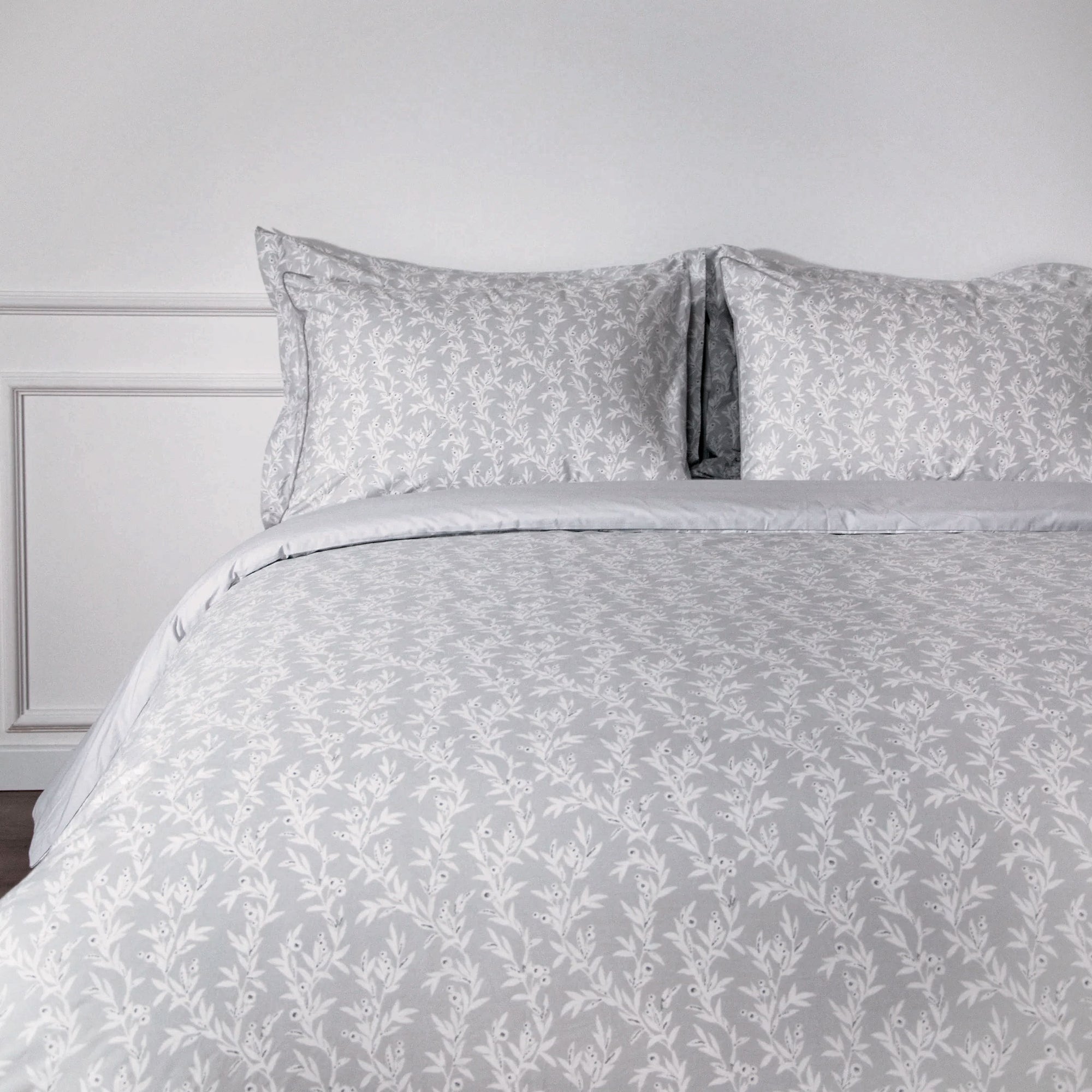 Bettwäsche-Set aus reinem Perkal mit Blümchenmuster in Grau und Weiß