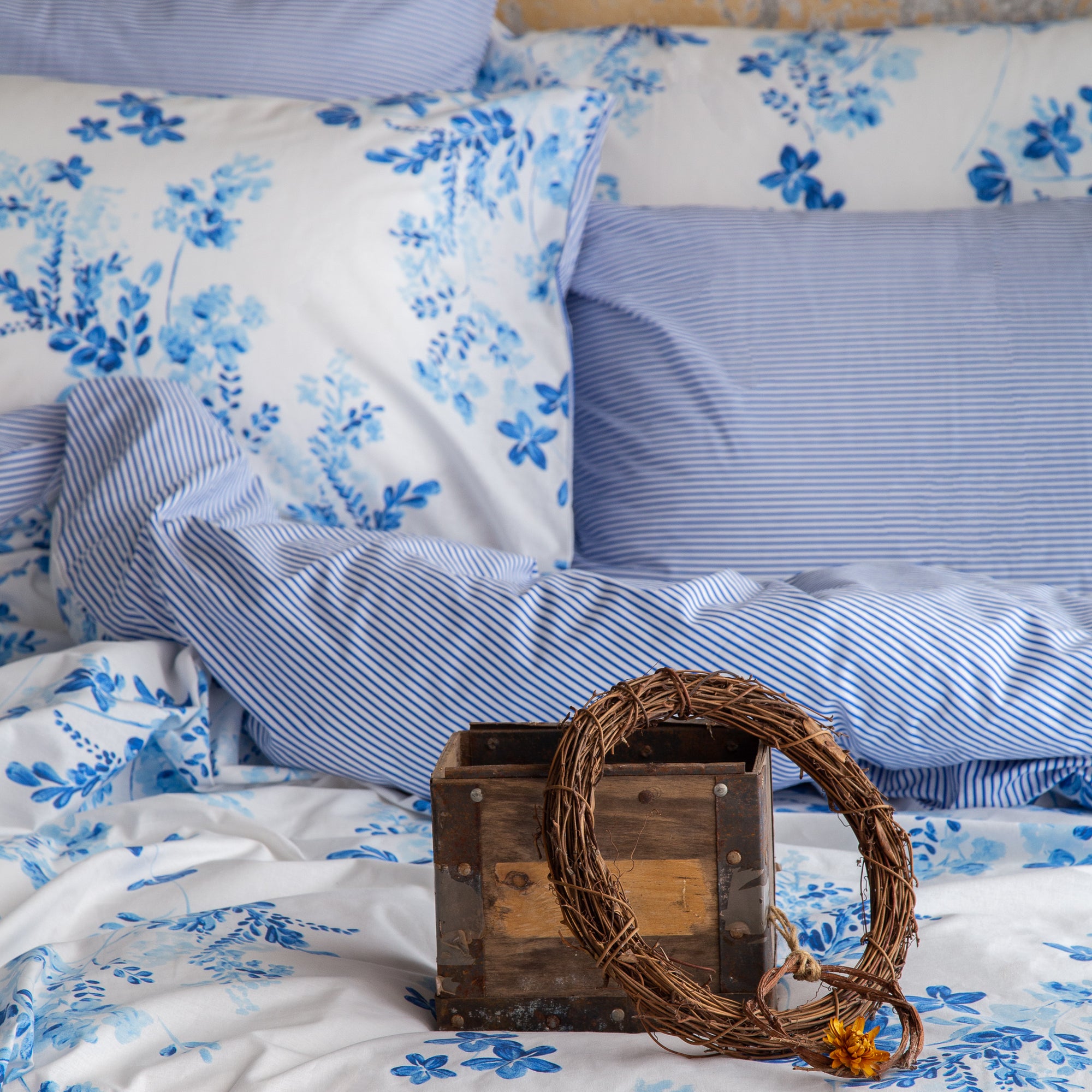 Parure de lit avec housse de couette en coton à fleurs bleu Sevilla